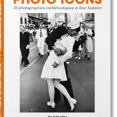 PHOTO ICONS. 50 LANDMARK PHOTOGRAPHS AND THEIR STORIES